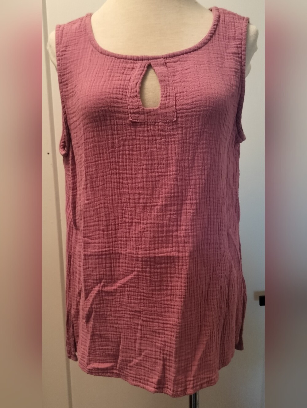Sleeveless Crinkle Keyhole Tank in Dusty Mauve